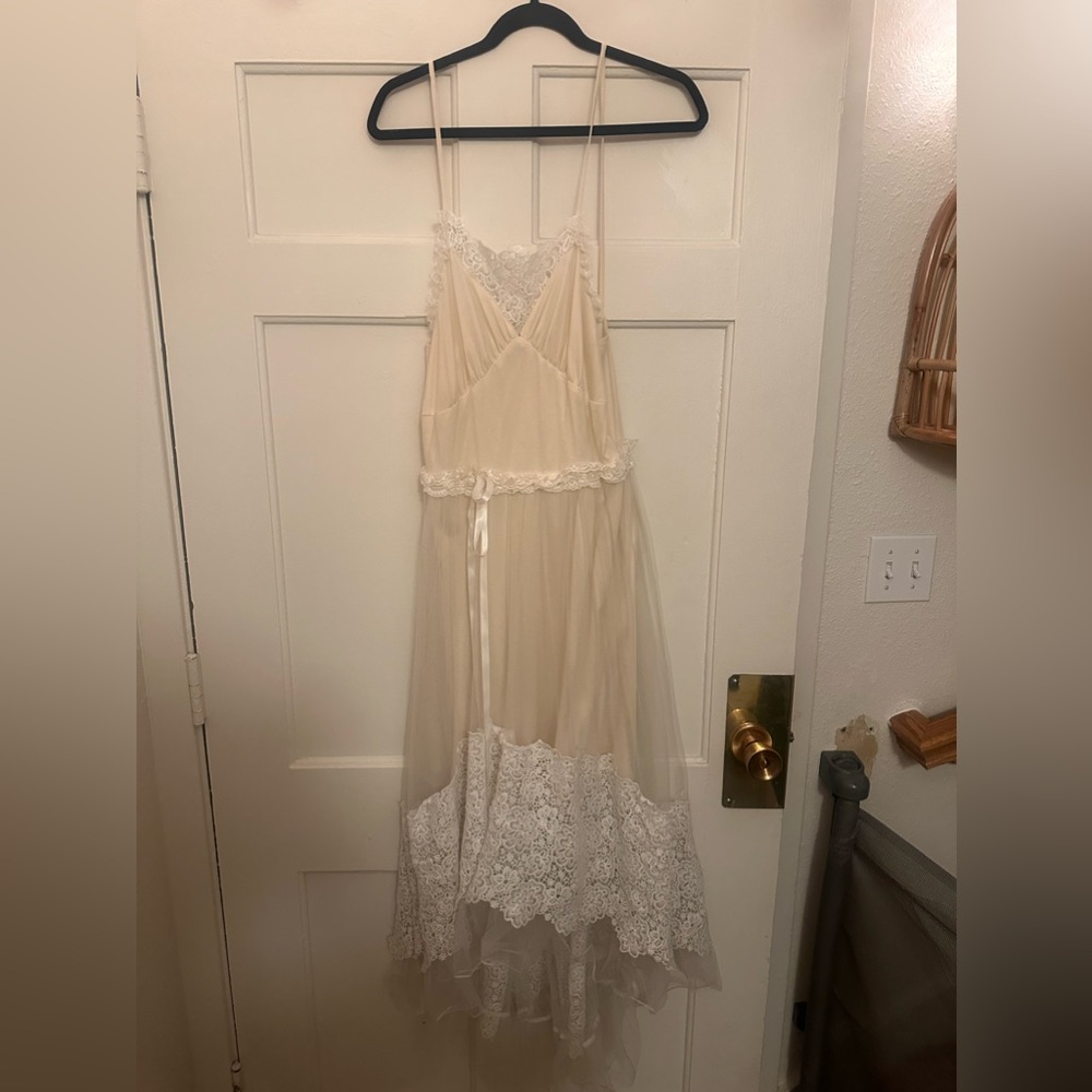 Beautiful dress can be used for photos! Vow renewal, etc